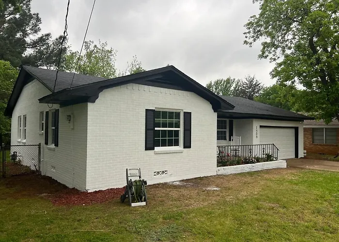 Elegant Spacious 3 Bedroom Home Fenced Back Yard And Garage