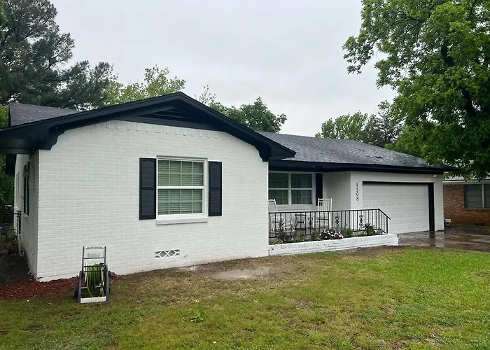 Elegant Spacious 3 Bedroom Home Fenced Back Yard And Garage
