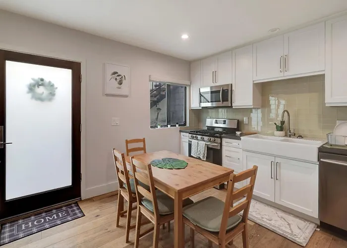 Feel At Home At A One Bedroom Apt 1 Block From The Beach