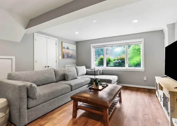 Sojourn Beautiful Home With Beach Access & Backyard