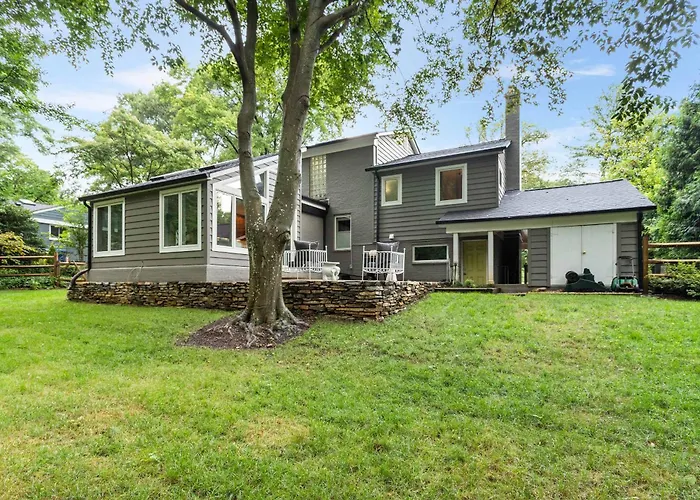 Sojourn Beautiful Home With Beach Access & Backyard