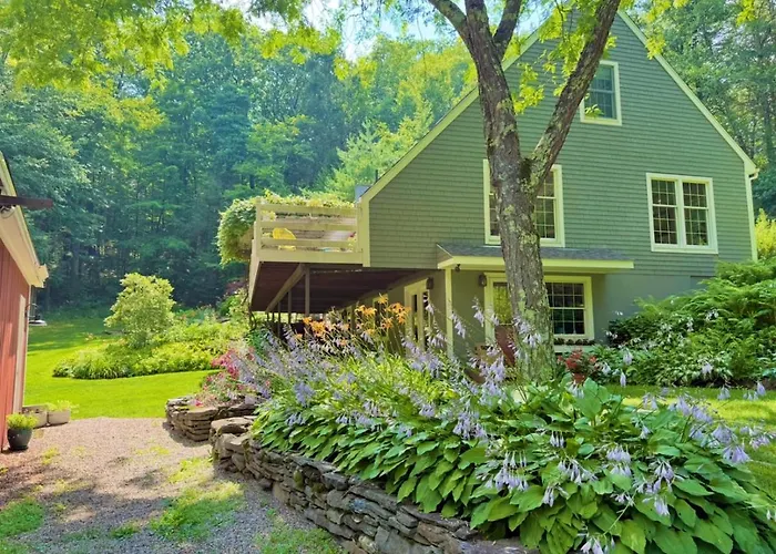 Beautiful House In The Woods, Huge Yard, Hot Tub