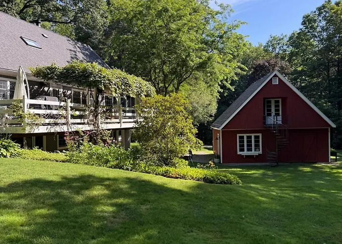 Beautiful House In The Woods, Huge Yard, Hot Tub