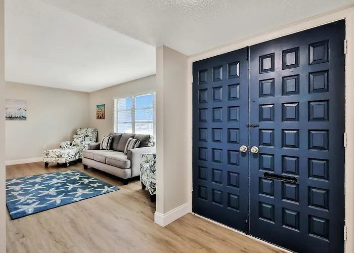 Relaxing Canal Front 2 Bedroom Pool Home In North Port - Pineapple Way