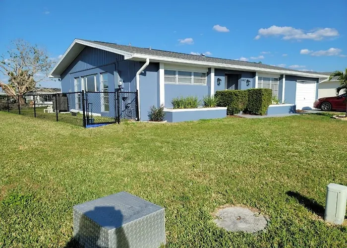 Relaxing Canal Front 2 Bedroom Pool Home In North Port - Pineapple Way