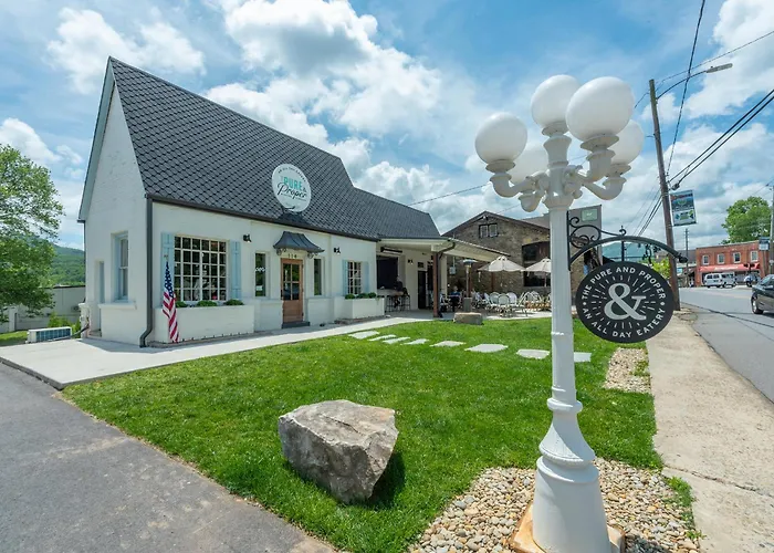 Charming Pet-Friendly Cottage Walkable To Town!
