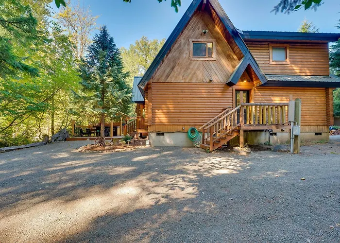 Spacious Packwood Cabin W/ Hot Tub - Near River