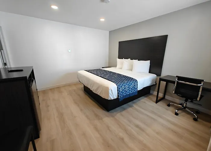 Casa Blanca Inn And Suites