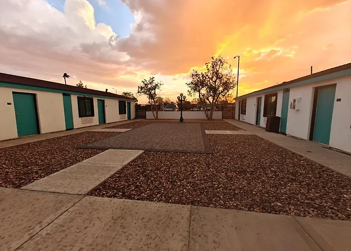Casa Blanca Inn&Suites