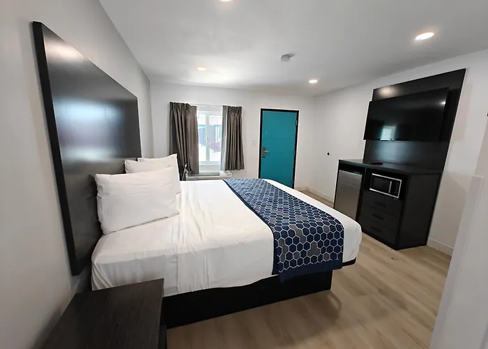 Casa Blanca Inn And Suites