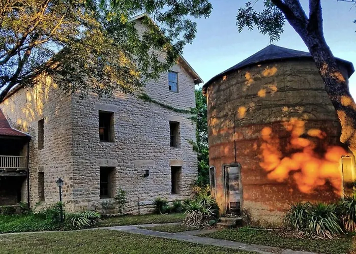 King Bed Historic Riverside Getaway In Glen Rose