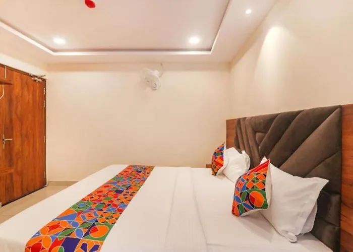 Rrooms Rachna Inn
