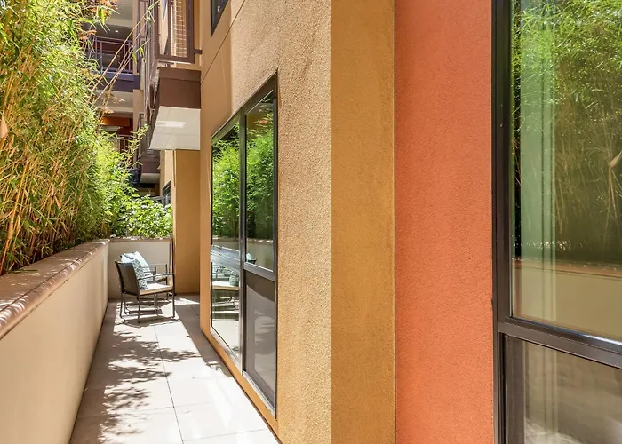 Elevator-King Bed-Walk Downtown-Free Garage Parking-Laundry