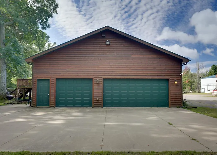 Direct Access To Sno-Eagles Trails! Lakefront Home