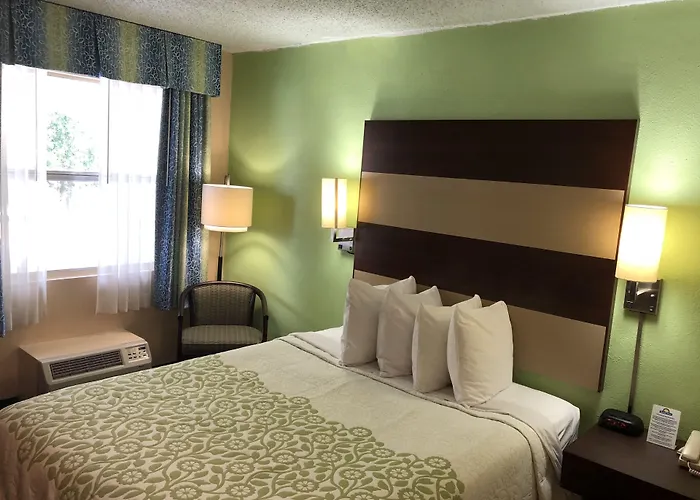 Days Inn By Wyndham Bradenton I-75