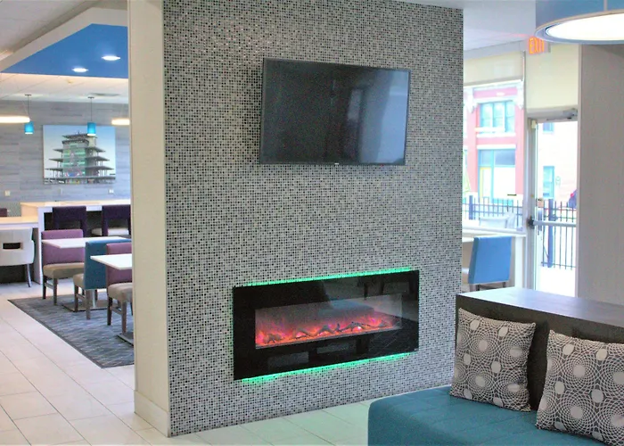 La Quinta Inn & Suites By Wyndham Indianapolis Downtown