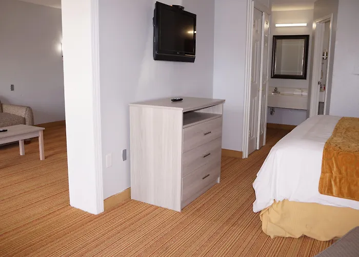 Days Inn & Suites By Wyndham Colonial