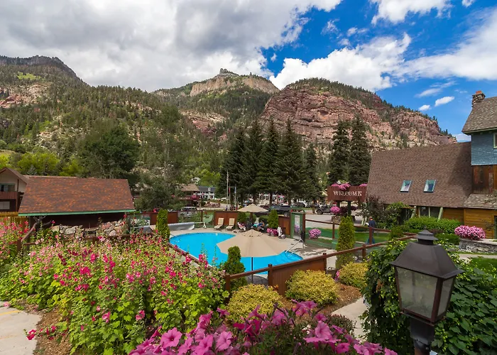 Twin Peaks Lodge & Hot Springs