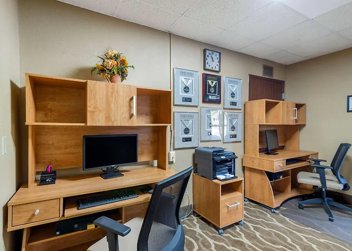 Comfort Inn & Suites - Near Robins Air Force Base Main Gate