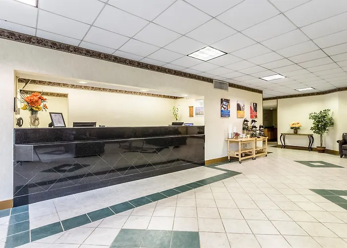 Econo Lodge Inn & Suites Chambersburg Central
