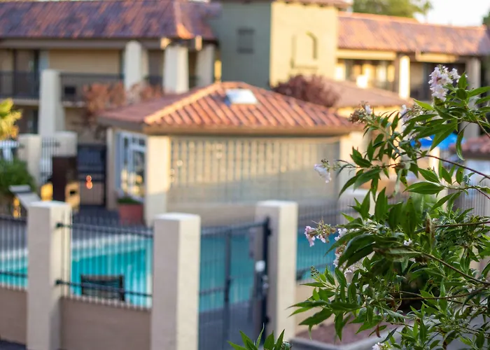 Best Western Plus A Wayfarer's Inn&Suites