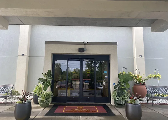 Clarion Inn & Suites Grand Rapids Airport