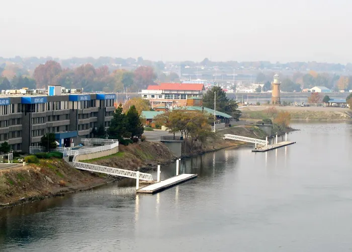 Clover Island Inn