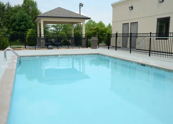 Baymont By Wyndham Clarksville