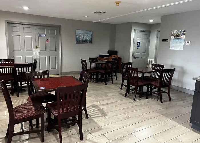 Super 8 By Wyndham Sealy