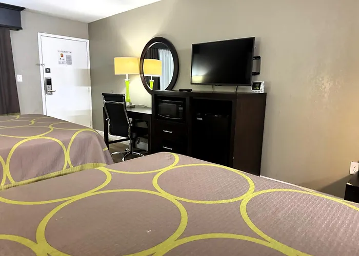 Super 8 By Wyndham Tupelo Airport
