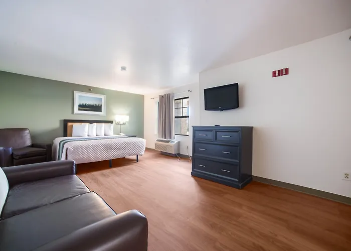 Hometowne Studios By Red Roof St. Louis - Airport/ N Lindbergh