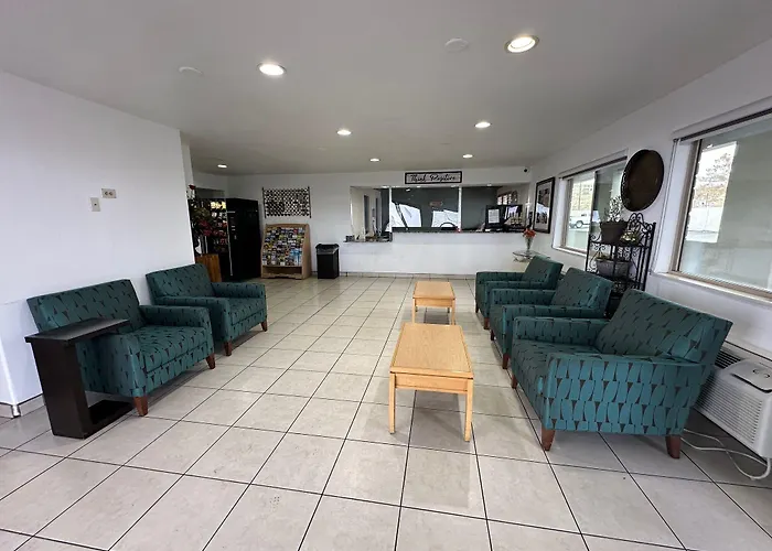 Desert Sands Inn & Suites
