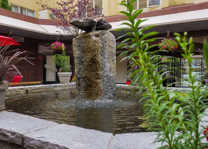 Harrison Lake Hotel