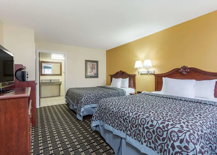 Days Inn & Suites By Wyndham Warner Robins Near Robins Afb