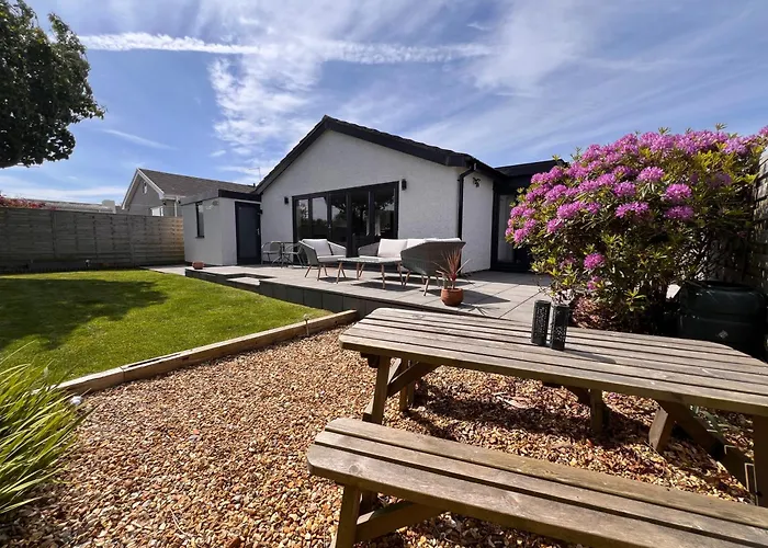 Stylish Dog Friendly Coastal Bungalow With Garden