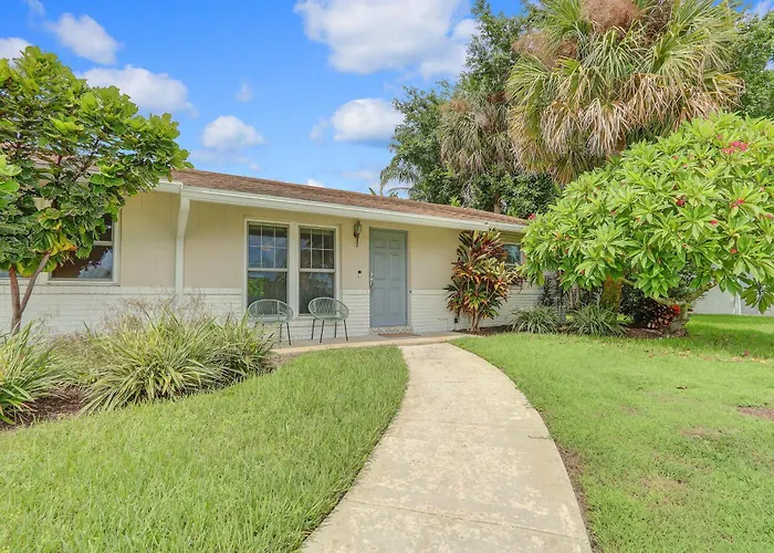 Private Pool + Bar: Palm Beach Gardens Getaway