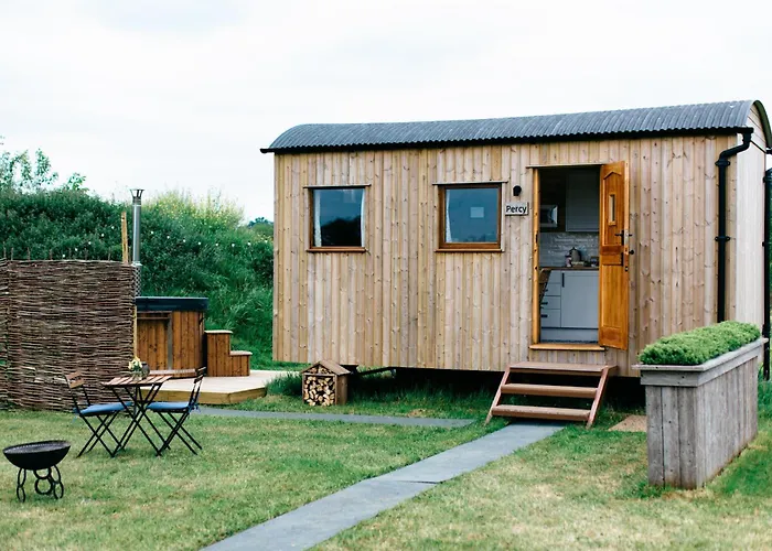 Shepherd'S Huts In Barley Meadow At Spring Hill Farm