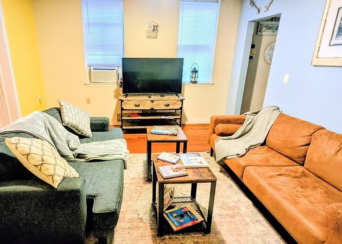 Relaxing Rustic Oasis, Unit A - 6 Minute Walk To Downtown! Pet-Friendly & Cyclists Welcome!