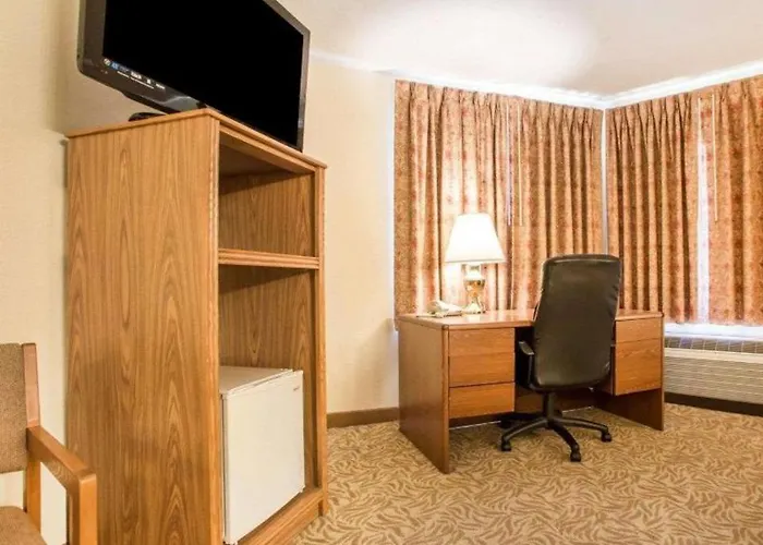 Econo Lodge Inn & Suites