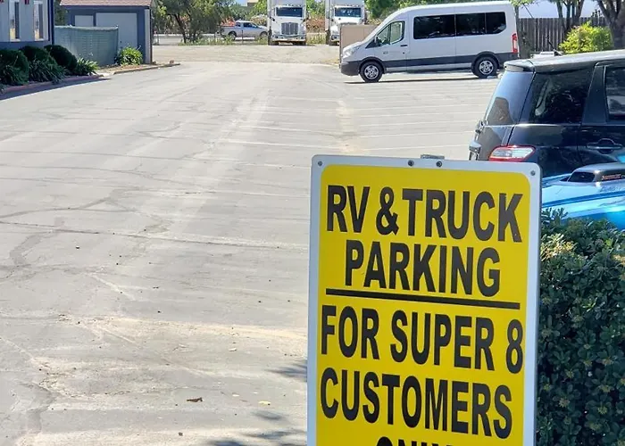 Super 8 By Wyndham Willows