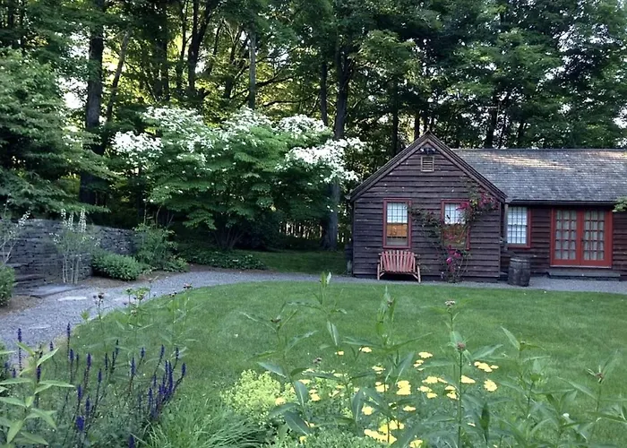 Romantic Year-Round Cabin Getaway With Free Wi-Fi In Saugerties, New York