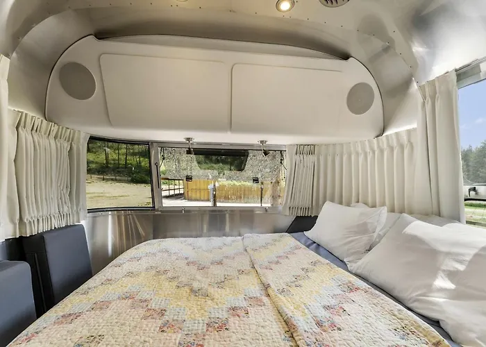 Fully-Equipped Airstream Rental For Glamping In Chelan, Washington