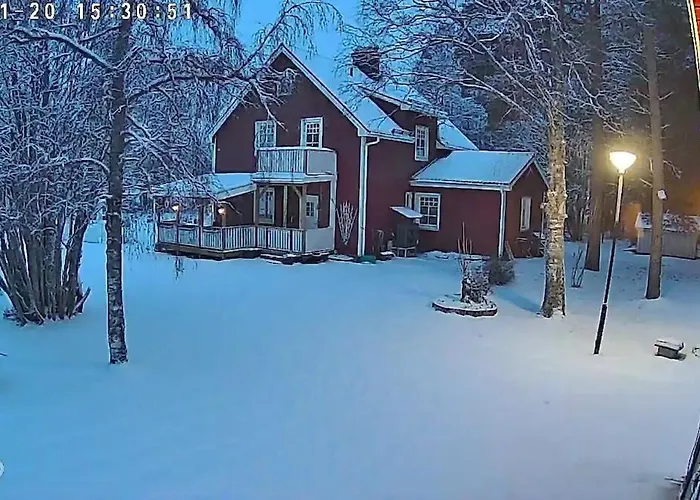 Stor Villa I Lantlig Miljoe I Torvallaby Oestersund Jaemtland