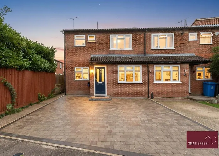 Holyport - Three Bedroom House - Parking