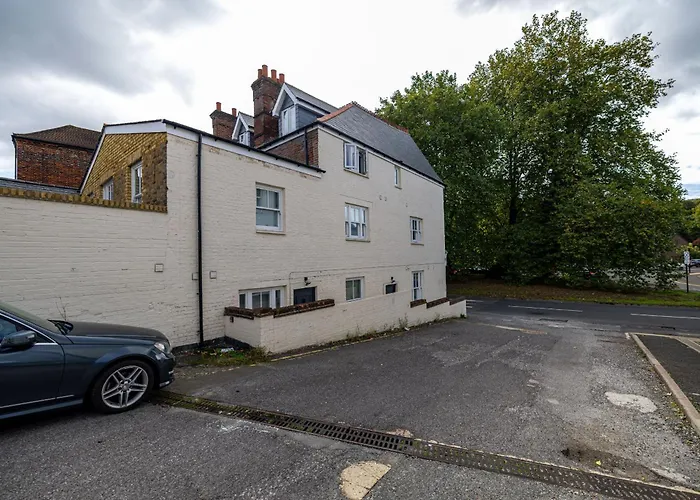 Modern 2-Bed Apartment - Near Train And Town - Parking Available