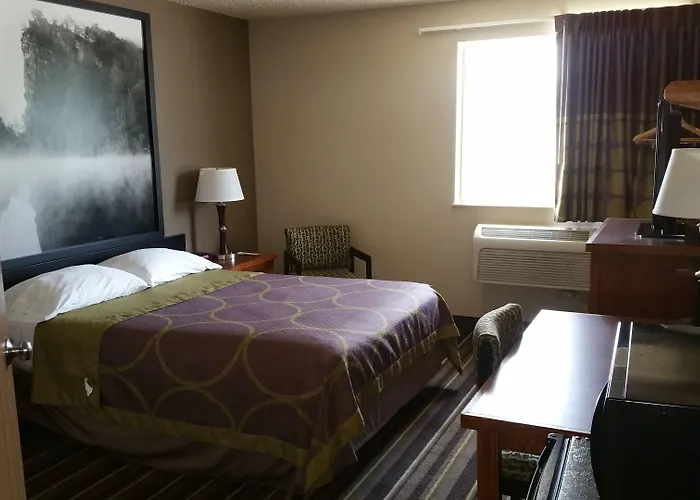 Super 8 By Wyndham Richlands/Claypool Hill Area