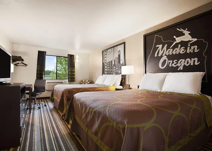 Super 8 By Wyndham Woodburn