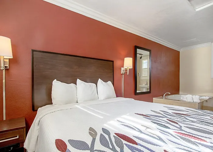 Red Roof Inn & Suites Monterey