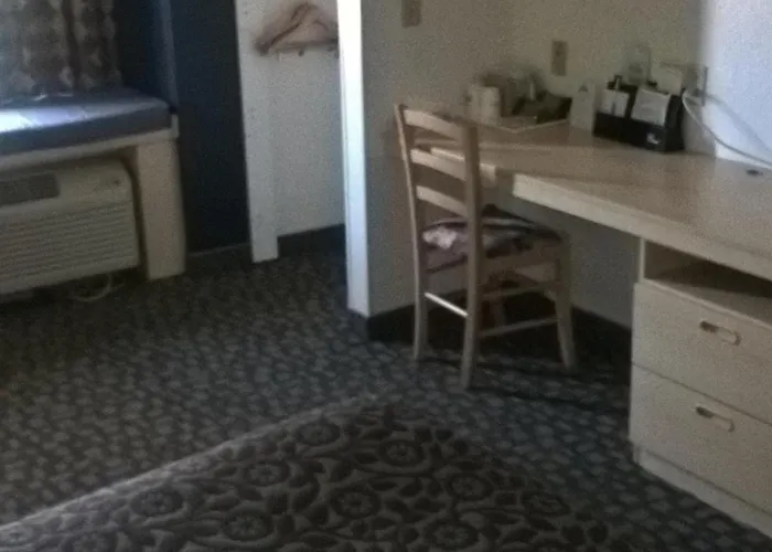 Days Inn & Suites By Wyndham Hutchinson
