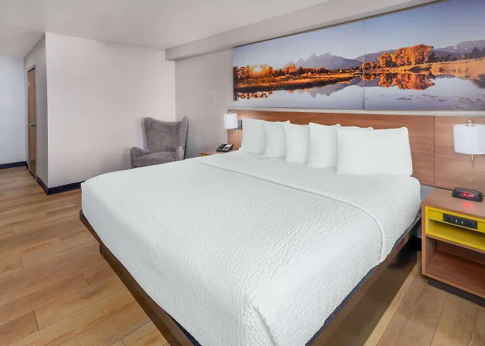 Days Inn & Suites By Wyndham Greeley